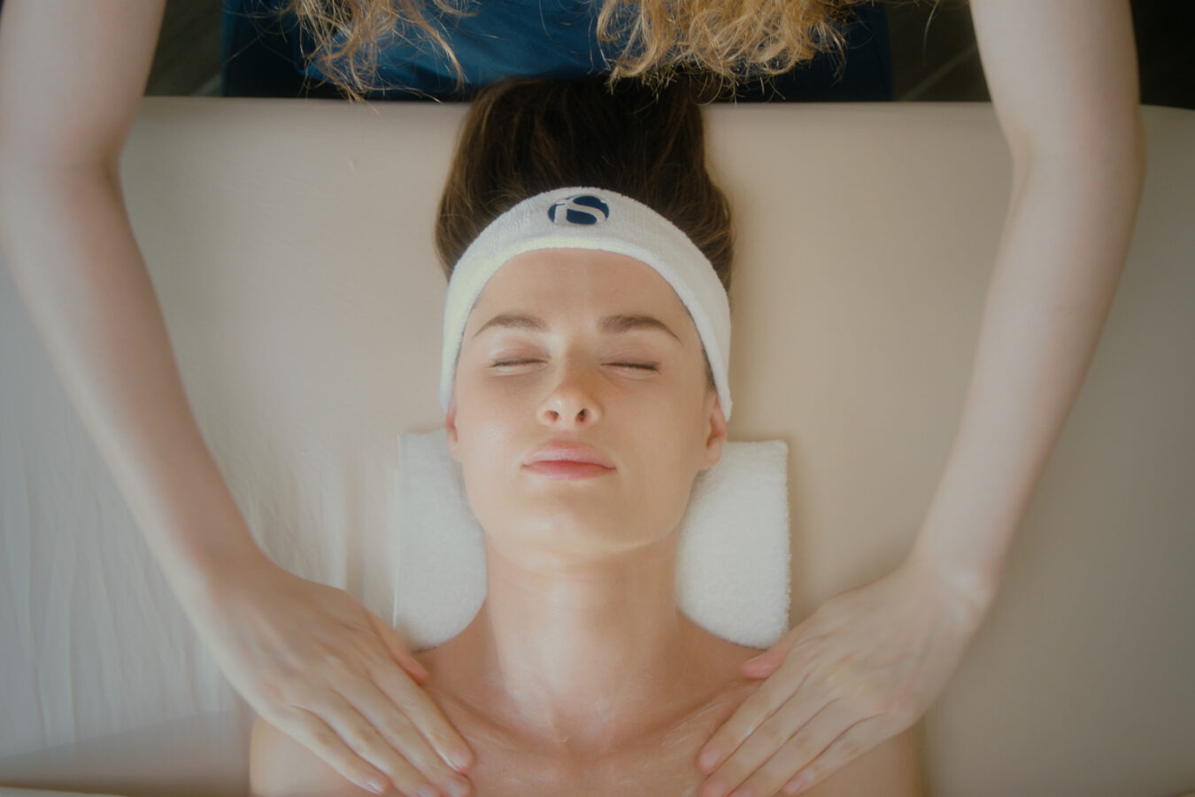 Review - Transform Your Skin With a Unique Treatment Which Blends a Warming Peel and Cooling Hydration